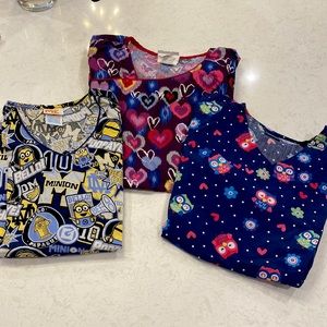 🚫SOLD🚫Printed scrub top bundle - medium sized